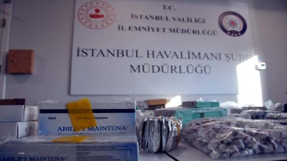 السلطات التركية تحبـ .ـط عملية تهريب مواد ممـ .ـنوعة في مطار إسطنبول بقيمة تقارب الـ 15 مليون ليرة تركية (شاهد)