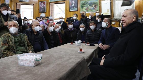 بالفيديو..الرئيس أردوغان يتحدث ويحتسي الشاي مع المواطنين في ولاية إسطنبول