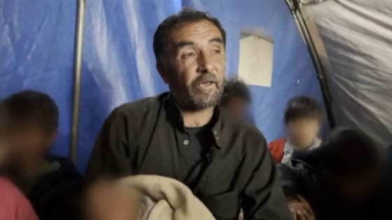 فيديو مؤثر ولكن هل معه حق؟ الفقر يجبر رجلاً على التخلي عن طفله في الشمال السوري