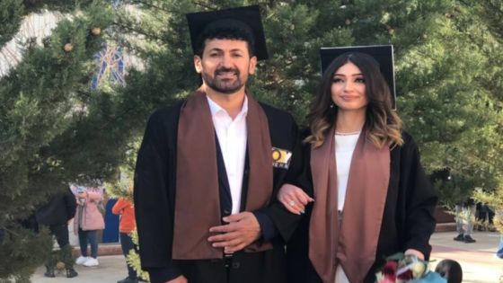 بعد انقطاع عقود.. أب عراقي يتخرج من الجامعة مع ابنته في يوم واحد (صور)
