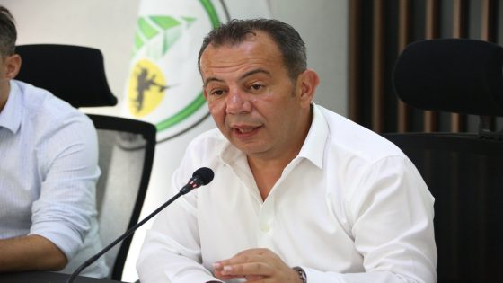 رئيس بلدية بولو يسخر وينتقد السوريين ويبشرهم بقرار “عفو” الأسد (فيديو)