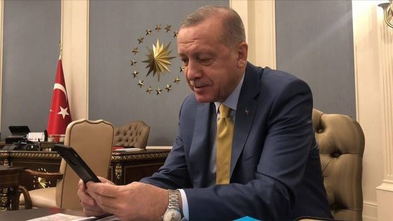أردوغان يستخدم هاتف محمول