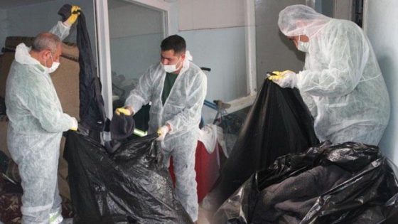 فرق النظافة العامة تخرج 12 طن من القمامة من داخل أحد المنازل في إزمير