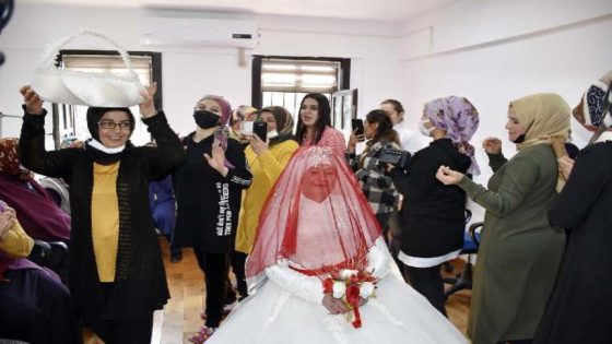 لديها 9 أحفاد.. مواطنة تركية تقيم حفل زفافها بعد مرور 38 عاما على زواجها في كيركالي