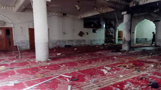 بالفيديو.. عشرات القـ .ـتلى بهـ .ـجوم إرهـ .ـابي استهدف مسجداً غرب باكستان