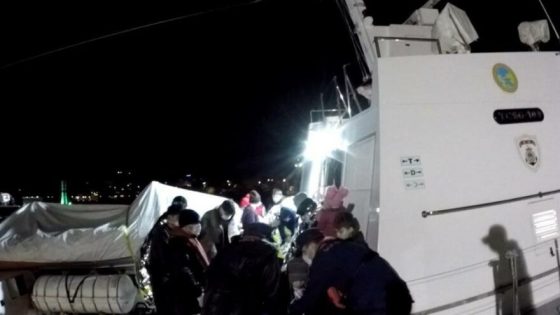 خفر السواحل ينقذ 17 مهاجراً قبالة سواحل إزمير