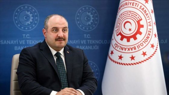 وزير الصناعة التركي: أولئك الذين تركوا السوريين يمـ.ـ وتون جوعا وبردا يحتضنون الأوكرانيين الآن
