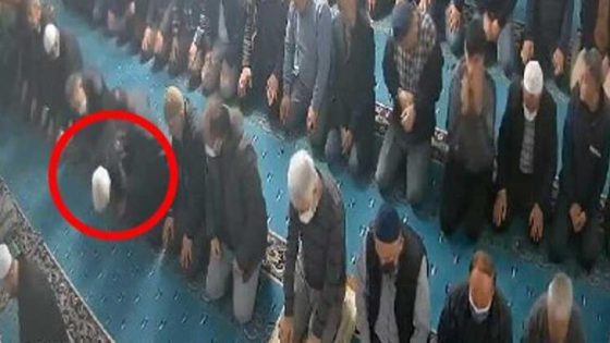 وفاة مواطن تركي أثناء أدائه صلاة التروايح في المسجد بمدينة سينوب (فيديو)