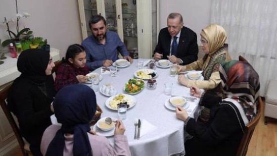 أردوغان وزوجته يفاجئون عائلة تركية بزيارة عند موعد الإفطار