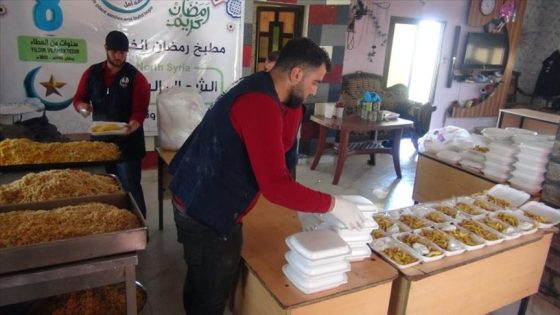 جمعيتان تقدمان مساعدات رمضانية للسوريين في إدلب وتركيا (واتساب)