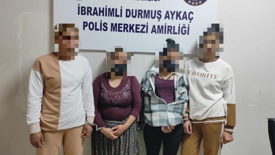 أربعة نساء تركيات يقمن بإلقاء الأموال على الطرقات العامة وعندما ضبطتهم الشرطة كانت المفاجئة…!!