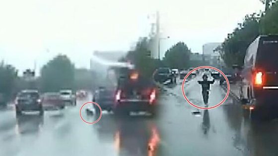 بورصة: فيديو يحبس الأنفاس.. سقوط طفل من داخل السيارة على الشارع مباشرة (فيديو))