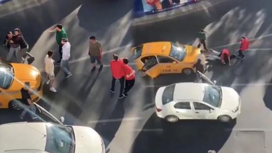 بسبب زبون تحول الشارع إلى حلبة ملاكمة بين سائقي التكسي بولاية إسطنبول (فيديو)