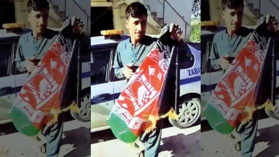القبـ.ـ ض على 3 شبان أفغان رفعوا علم بلادهم أمام سيارة الشرطة في اسطنبول (فيديو)