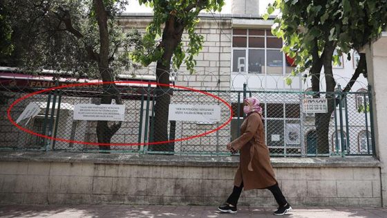 غضب واسع في تركيا.. شخص يمـ.ـ زق لافتات الحديث الشريف المعلقة على جدران أحد مساجد اسطنبول (فيديو)