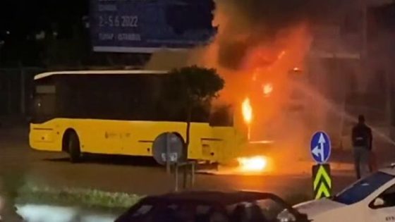 حالة من الذعر بين المواطنين بعد احتراق حافلة للركاب في شوارع إسطنبول (فيديو)