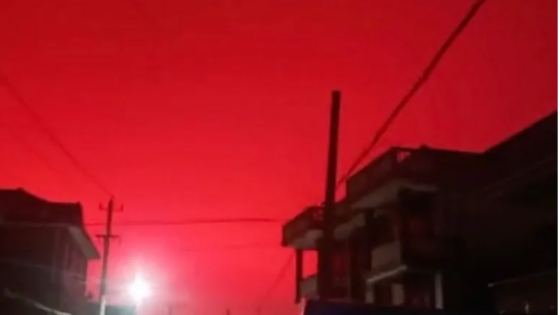 مشهد مخيف.. السماء تتحول إلى اللون الأحمر الدامي في الصين فتثير رعب السكان (فيديو)