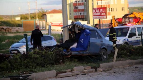 قسطموني… حادث عنيف يقسم السيارة الى نصفين