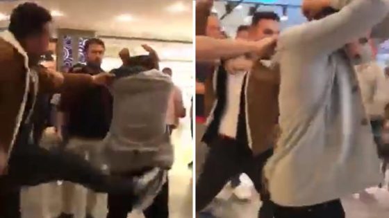 تعرض لاجئ أجنبي للضرب المبـ.ـ رح داخل أحد مراكز التسوق في اسطنبول(فيديو)