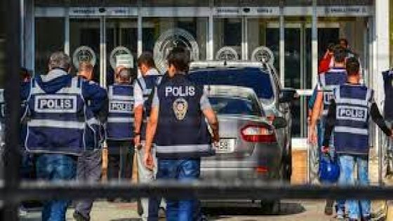 الشرطة التركية تنفذ حملة اعتقالات في ولاية إزمير