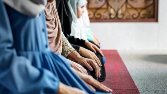 شاب عربي يتنكر بزي امرأة ويصلي التراويح مع النساء لسبب غير متوقع! (صورة)