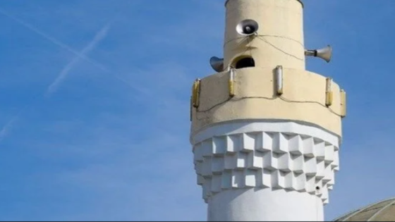 مجهولون يبثون أغنية من مكبرات مسجدين في إزمير (فيديو)