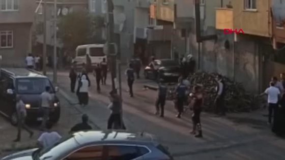اسطنبول: مزاعم تعرض فتاة للتحـ.ـ رش داخل أحد محال الهواتف تشعل حـ.ـ ربا في المنطقة (فيديو)