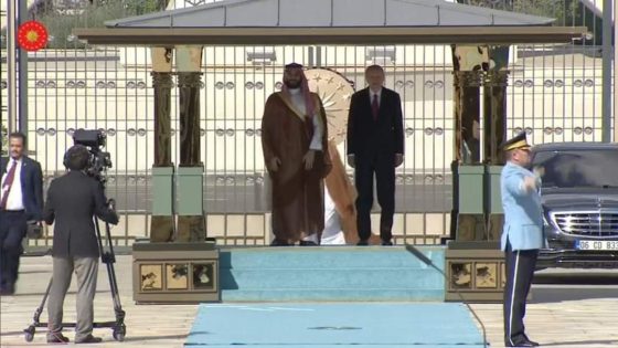 بالفيديو… الرئيس أردوغان يستقبل ولي العهد السعودي محمد بن سلمان في المجمع الرئاسي في ‎أنقرة