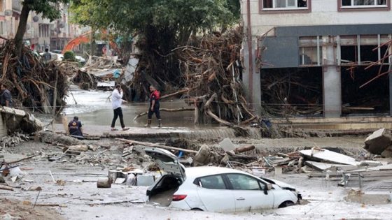 تعطّل الحياة في ولاية قسطمونو بعد أن غمرت الأمطار الغزيرة الشوارع (فيديو)