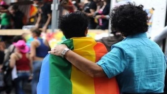 دعوات لمقاطعة متجر ملابس شهير لدعمه المثلية