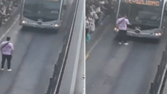 بعد تجاهل الركاب.. شخص يعترض حافلة ميتروبوس في إسطنبول (فيديو)