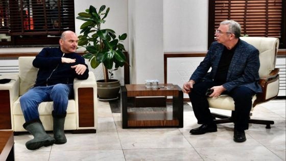 وزير الداخلية التركي “سليمان صويلو” يجري مقابلة على التلفاز بملابس مبللة