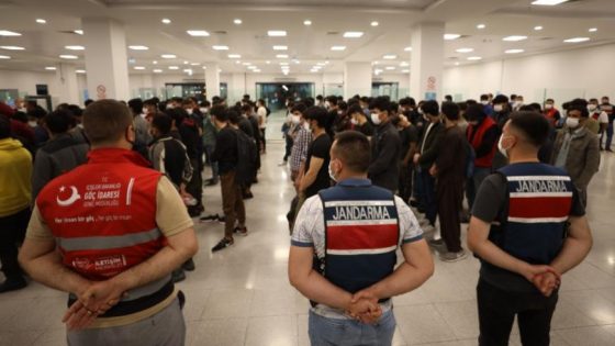 ولاية إسطنبول تكشف عن أعداد المهاجرين المرحّلين منذ مطلع عام 2022