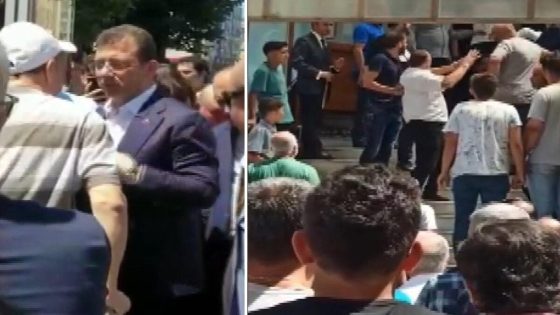 وقفة احتجاجية ضد أكرم إمام أوغلو أمام المسجد الذي دخله من أجل أداء الصلاة (فيديو)