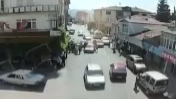 من بينهم سوريين.. حادث سير يودي بنقل 7 أشخاص للمستشفى في صقاريا (فيديو)