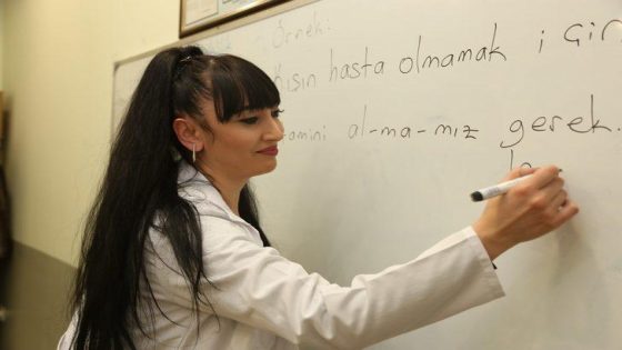 بلدية قوجايلي تعلن افتتاح دورات تعلم اللغة التركية للسوريين بشكل مجاني