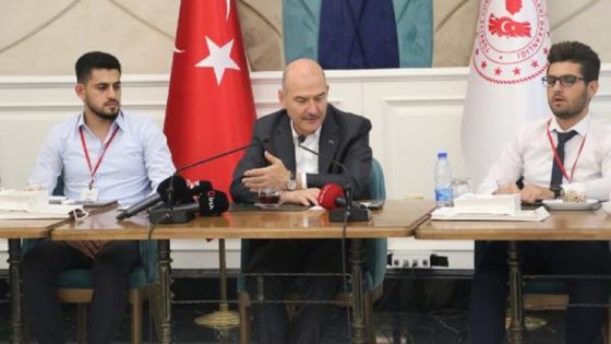 وزير الداخلية التركي يلتقي بالطلاب السوريين المتفوقين ويوجه رسالة لعموم السوريين في تركيا