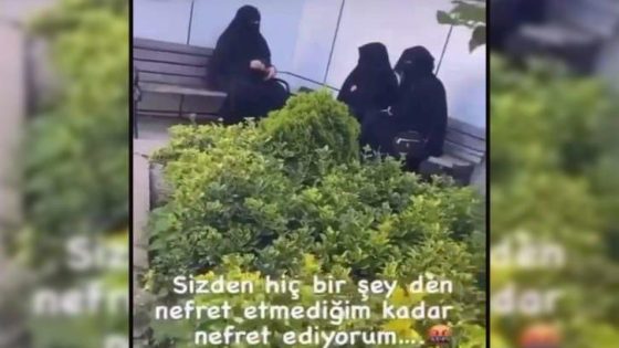 تركيا: عاملة في الرعاية الصحية تشارك فيديو لثلاث نساء منقبات وتعلق.. أكرهكم من كل قلبي (فيديو)