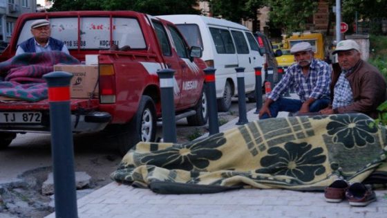 تركيا: عشرات المواطنين الأتراك ينامون على الكرتون في الشوارع بولاية أدرنة لسبب غريب..!!