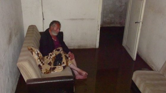 مليونير تركي ينتهي به الأمر بالعيش داخل غرفة تغمرها مياه الصرف الصحي.. كيف أنفق أمواله؟