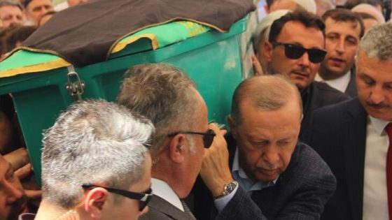 الرئيس أردوغان يشيع جنازة صديقه المقرب في ولاية مانيسا (فيديو)