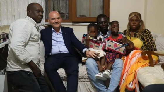وزير الداخلية التركي يزور العائلة الأفريقية التي تعرضت للإهانة من قبل مواطن عنصري (فيديو)