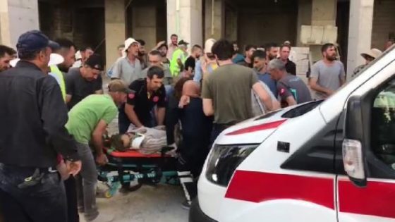 بالفيديو: مجموعة أتراك يهاجمهون المسعفين الذين جاؤوا لإنقاذ ابنهم