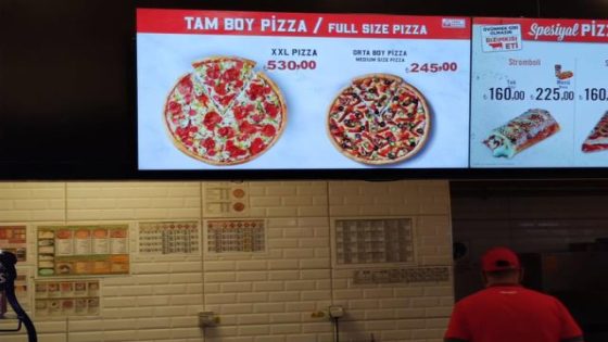تجاوز سعرها 500 ليرة.. أسعار قطع البيتزا في اسطنبول تثير غضب تركيا