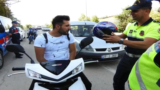 بمناسبة عيد الأضحى.. فرق المرور التركية في غازي عنتاب تقوم بتوزيع خوذ لسائقي الدراجات النارية