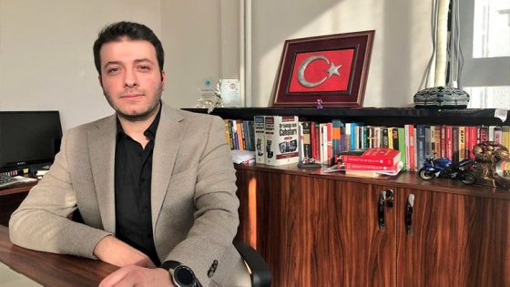 الحكم بالسجن لقرابة عامين على صحفي تركي معادي للسوريين