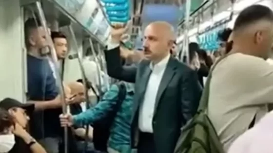 فيديو متدوال لوزير النقل والبنية التحتية التركي خلال استقلاله لقطار مرمراي