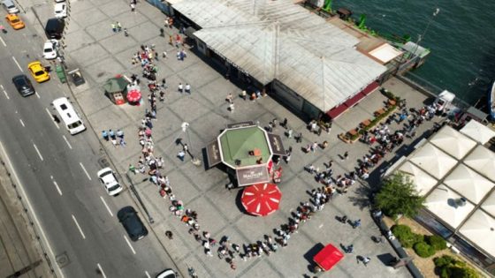 في اخر أيام عيد الأضحى.. طوابير طويلة من المواطنين أمام محطات العبارات البحرية في مدينة اسطنبول