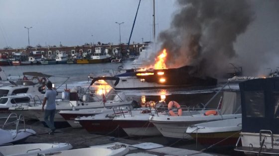 اندلاع حريق في 7 قوارب بولاية اسطنبول