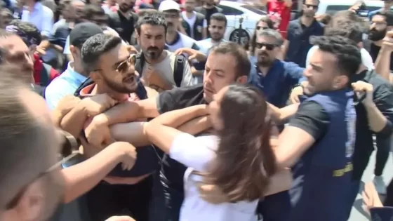 تركيا: اشتباك بالأيدي بين الشرطة والأطباء أثناء مظاهرة الإحتجاج على العنف ضد عمال الرعاية الصحية (فيديو)